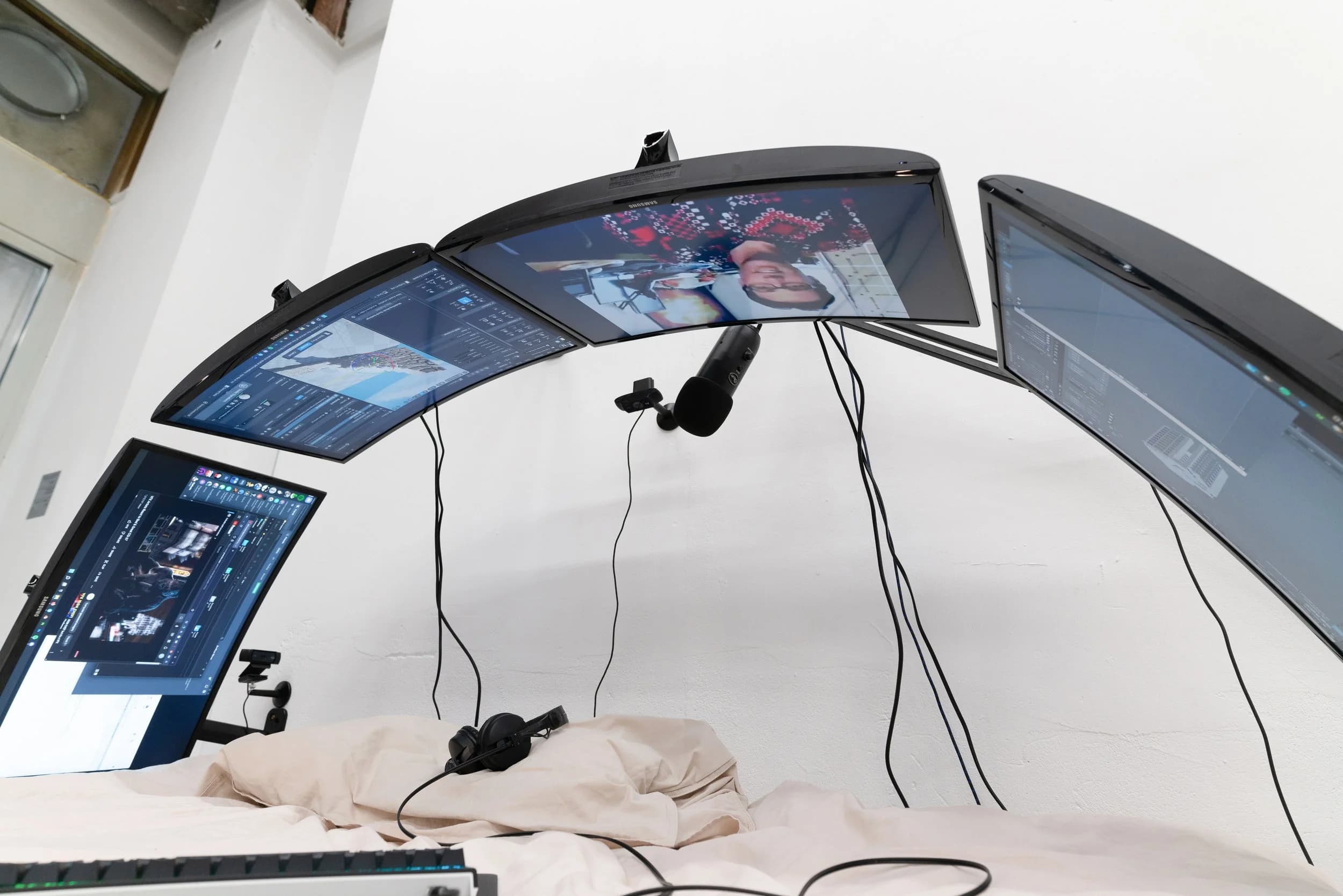 Bed PC : un ensemble d’écrans et un microphone de streaming au-dessus des oreillers
