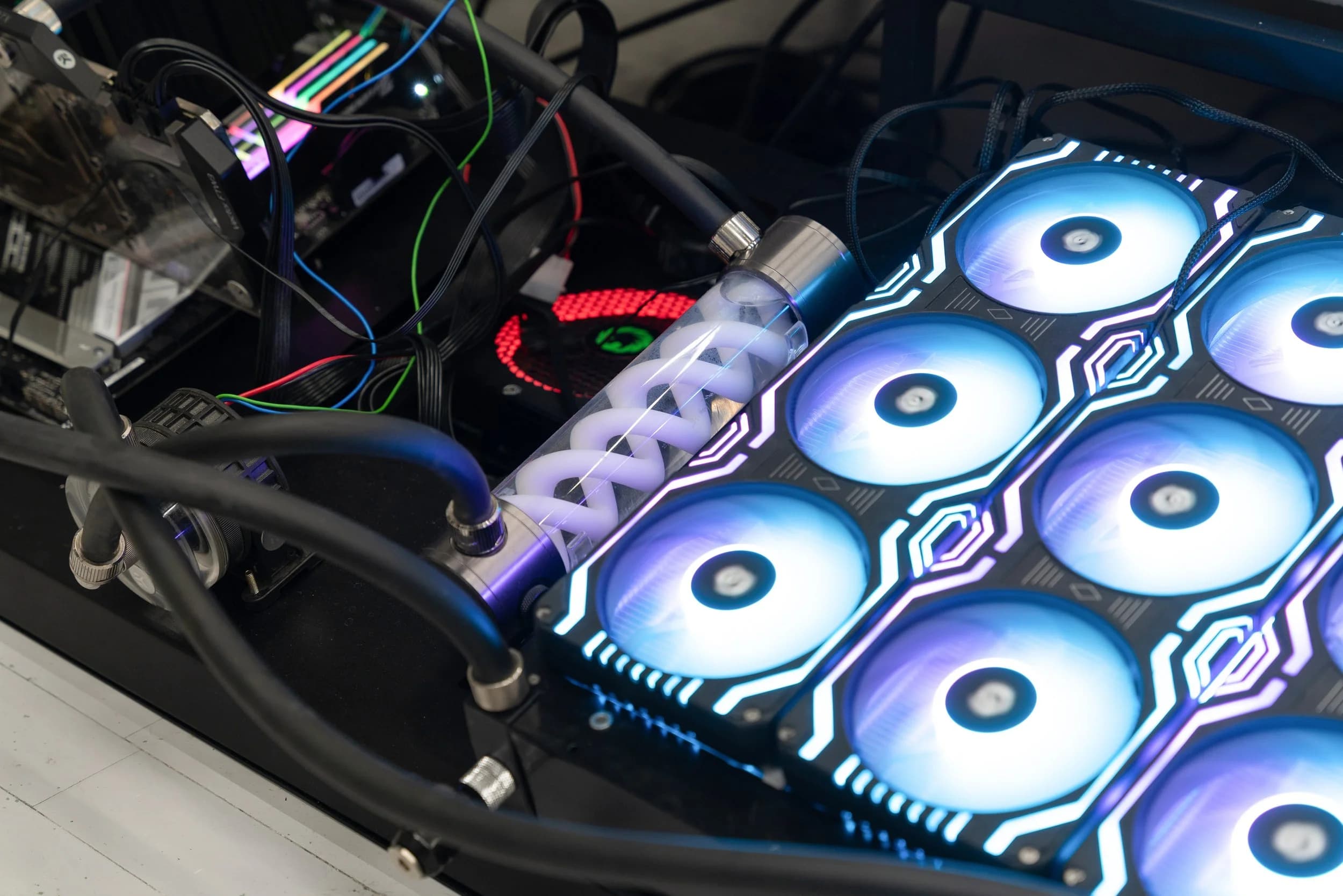 Bed PC : gros plan sur le système de refroidissement liquide, les tuyaux et les ventilateurs lumineux