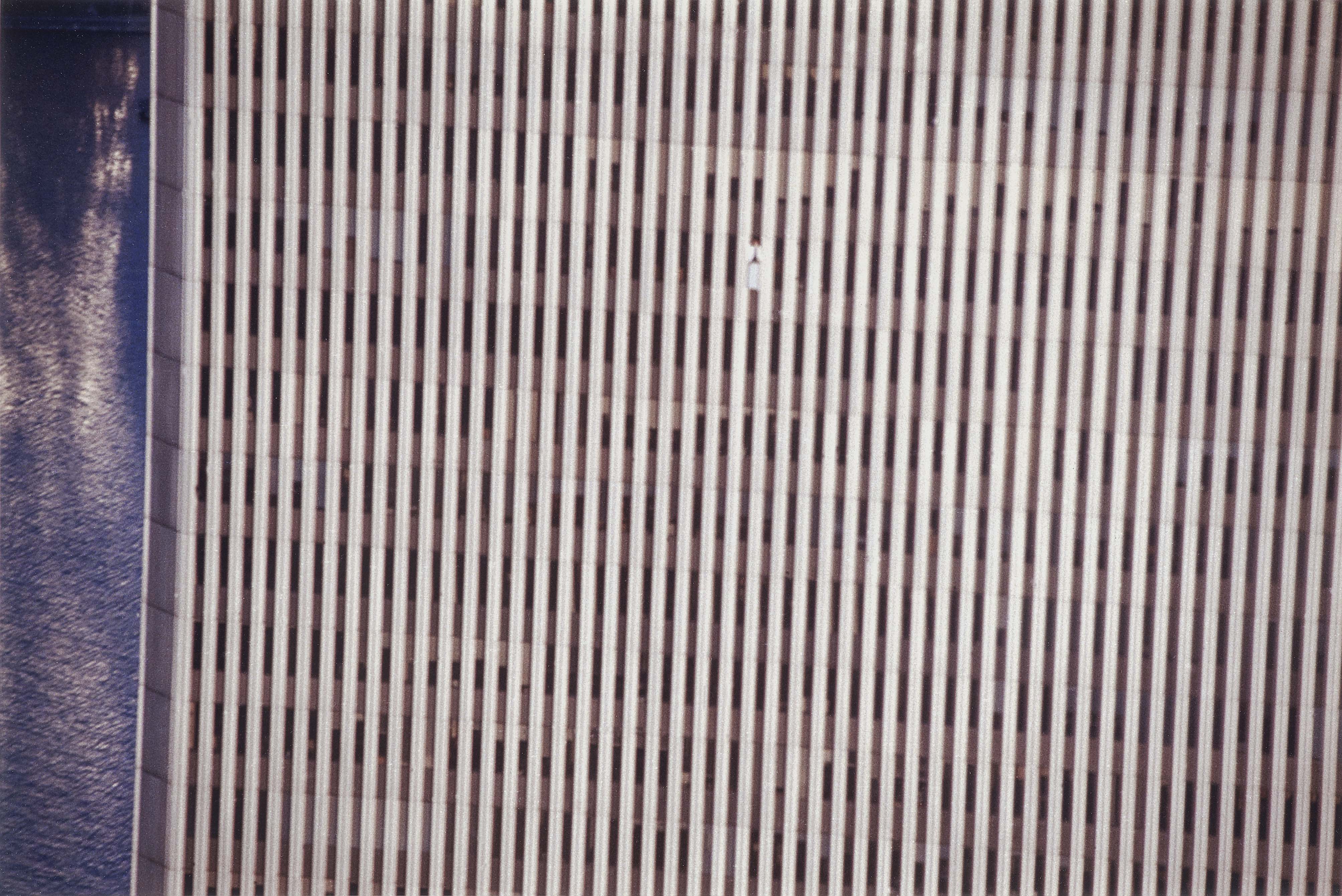 Gelitin, The B-Thing: die Fassade des World Trade Centers mit einem kleinen auskragenden Balkon — 1/20