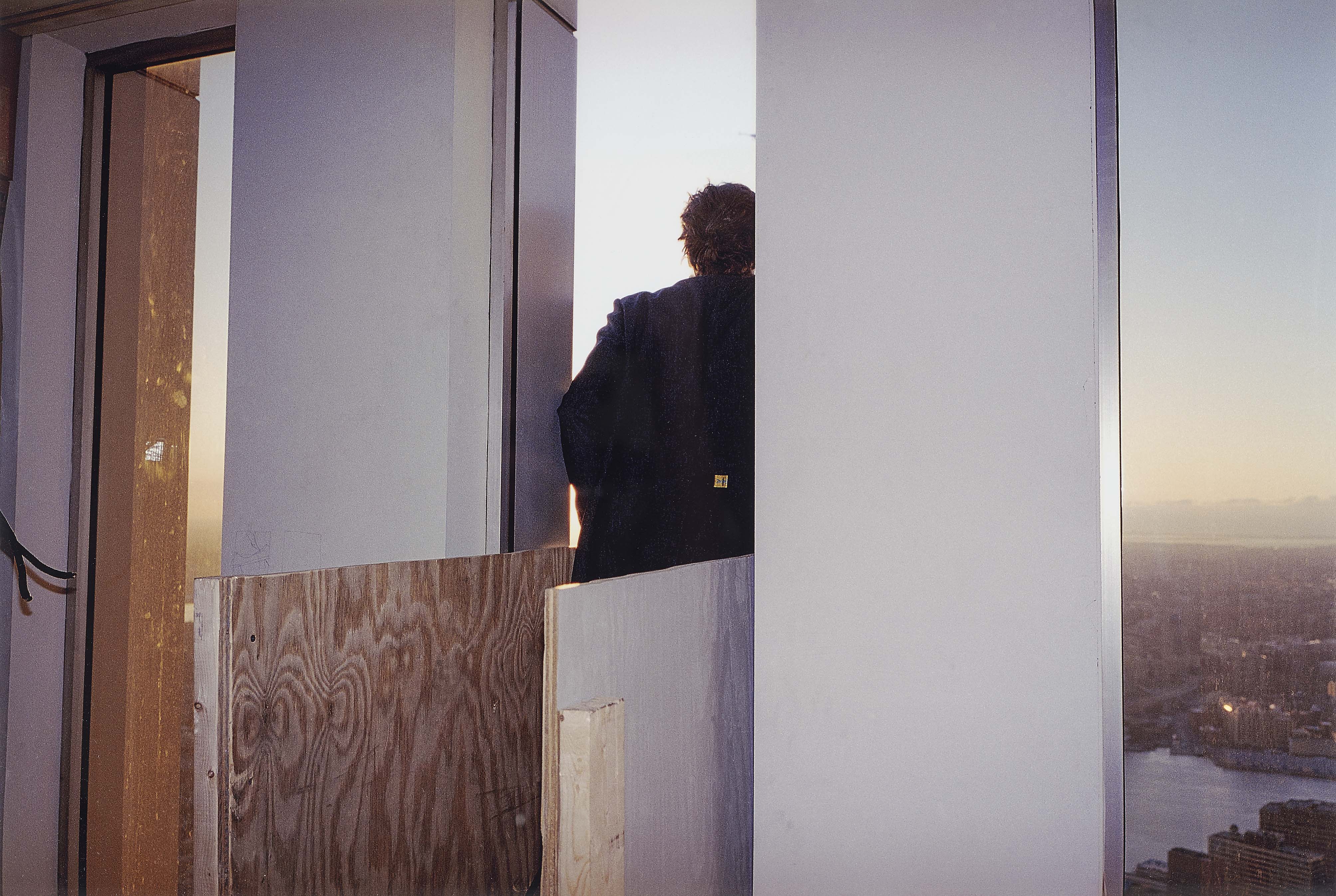 Gelitin, The B-Thing: ein Künstler an einem offenen Fenster mit Blick auf New York — 2/20