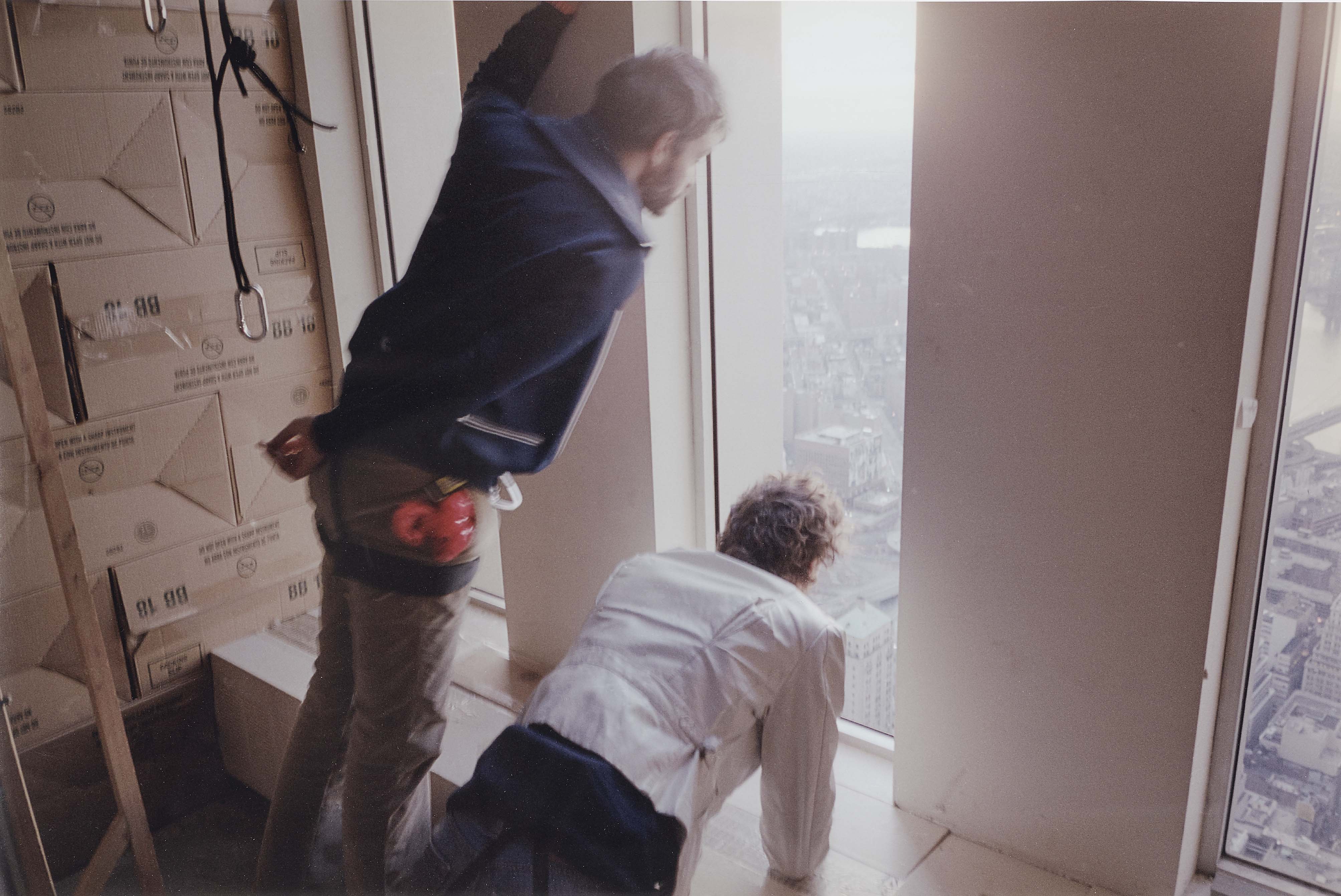 Gelitin, The B-Thing: zwei Künstler bei der Arbeit an einem Fenster im World Trade Center — 3/20
